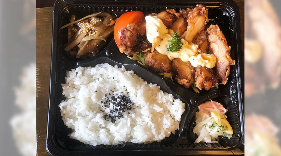 上から見た弁当箱、揚げたてのチキンとタルタルソース、黒ごま入りの白いご飯、漬物