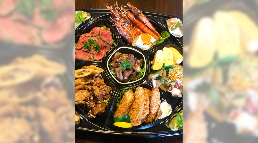 大皿に盛られた焼き肉、エビ、揚げ物、野菜など色とりどりの料理が並ぶ和洋折衷の盛り合わせ