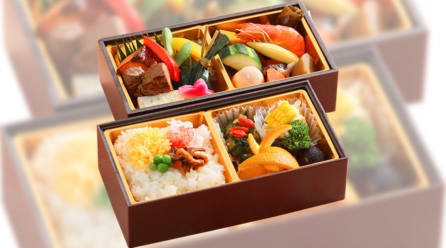 二段重の弁当箱に盛られたご飯、海鮮、肉、色とりどりの野菜の付け合わせ、茶色と金色の温かみのある雰囲気