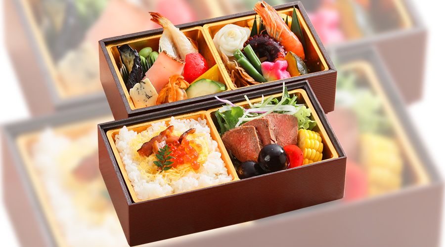 二段重の弁当箱にイクラ、薄切り肉、エビ、野菜を盛った茶色と金色の温かい雰囲気の料理